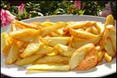 Esta incre�ble bandeja de patatas fritas de la huerta de la gran guisandera Mercedes fue el acompa�amiento de los calamares de potera en su tinta en vez del arroz blanco, para as� poder probar de postre su cremoso arroz con leche requemado.