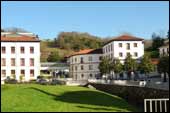 Vista parcial de los dos edificios hoteleros de Las Caldas Villa Termal, con la id�lica pasarela que los comunica.