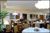 El acogedor restaurante Viator nos muestra alguna de sus amplias y confortables mesas.
