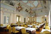 El rom�ntico Sal�n de los Espejos es un museo donde tambi�n se sirve el Buf� de los desayunos y otras celebraciones.