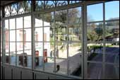 En el edificio que vemos a la izquierda de la pasarela se ubica el hist�rico Sal�n de los Espejos y en la planta baja el Snack Scanda
