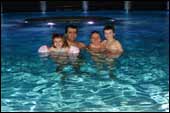Los hijos de mis sobrinos In�s y Pepe fliparon tanto que ni aun arrugados quer�an salir del agua calentita.