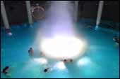 Cuando empieza el espect�culo de agua, luz y sonido, cierran durante el d�a la puerta que da paso por el agua a las piscinas exteriores, para evitar la claridad. Aquaxana tiene una capacidad m�xima de 300 usuarios.
