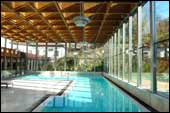 Piscina superior del centro termal El Manantial, si el d�a es�propicio se puede uno relajar en los jardines exteriores.