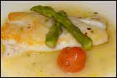 La merluza a la sidra con manzana caramelizada era fresqu�sima y la salsa perfectamente ligada.