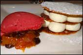 El milhojas de queso y chocolate blanco con helado de frambuesas era una delicatessen gastron�mica para recordar.