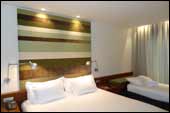 Esta es la moderna y amplia habitaci�n del hotel El Enclave de 4*, con la supletoria al fondo donde durmi� Pepe y su peque�a hermana In�s comparti� la cama grande con sus padres y as� no pas� miedo.